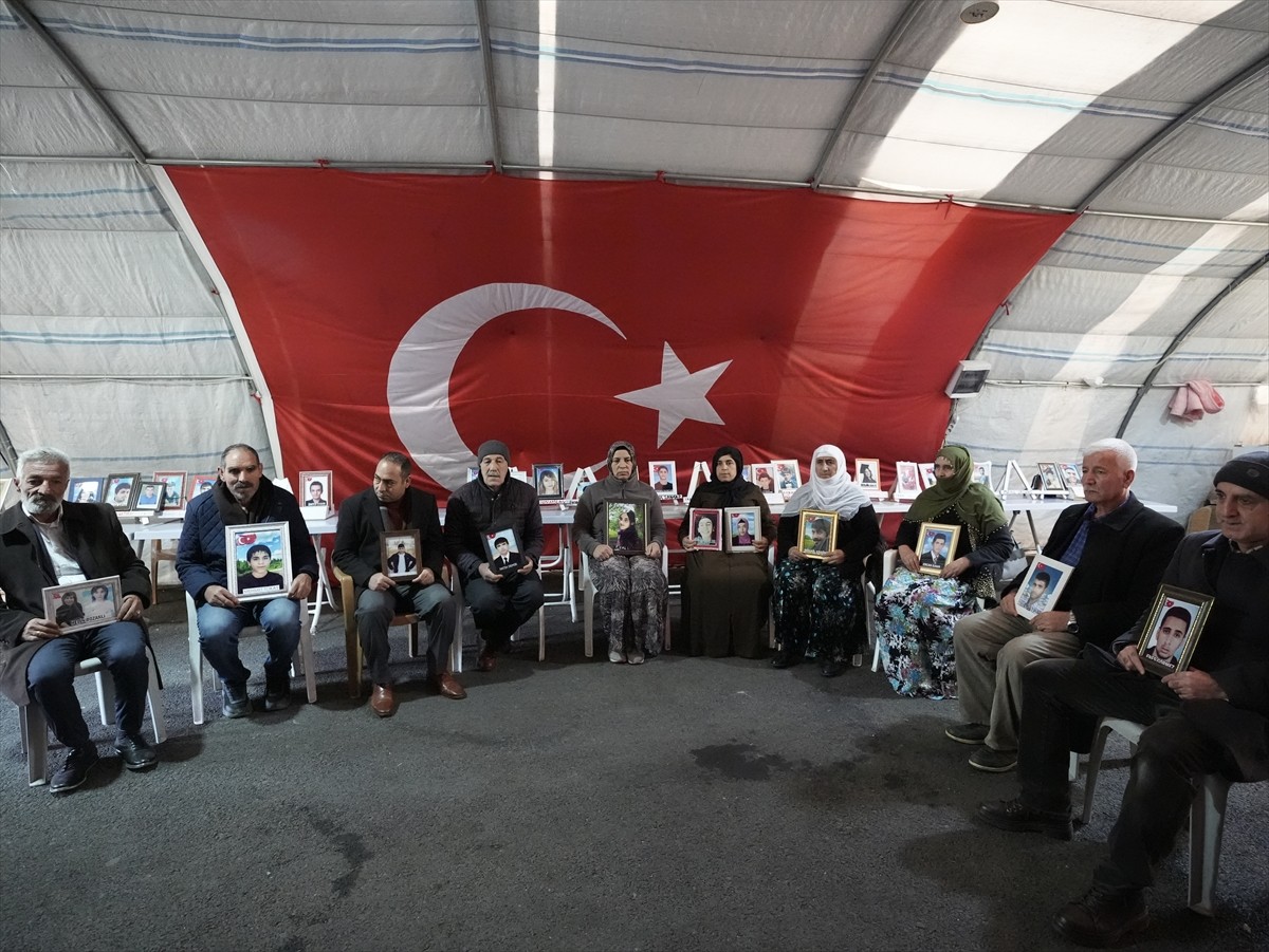 Dağa kaçırılan çocukları için eski HDP il binası önünde oturma eylemi yapan Diyarbakır anneleri...