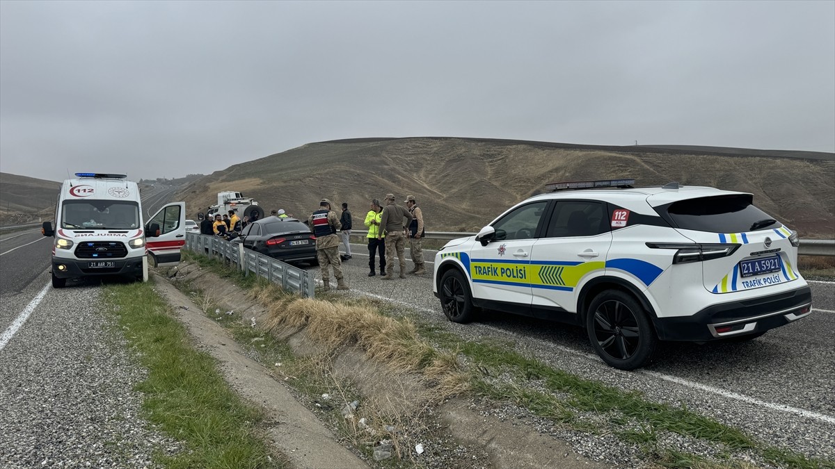 Diyarbakır'ın Sur ilçesinde, seyir halindeki tırdan fırlayan lastiğin çarptığı otomobildeki yolcu...