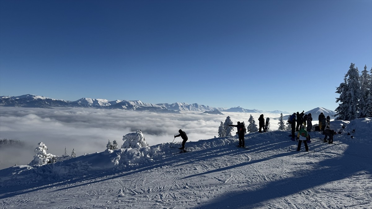 Doğu Karadeniz'in önemli kış turizm merkezlerinden Artvin'deki Atabarı Kayak Merkezi, sezonun...