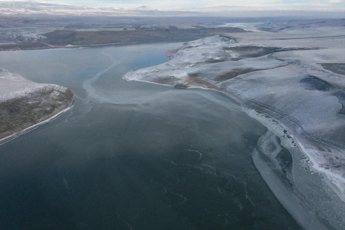Dondurucu soğukların etkisiyle Kars Barajı'nın yüzeyi buzla kaplandı. Hava sıcaklığının gece...