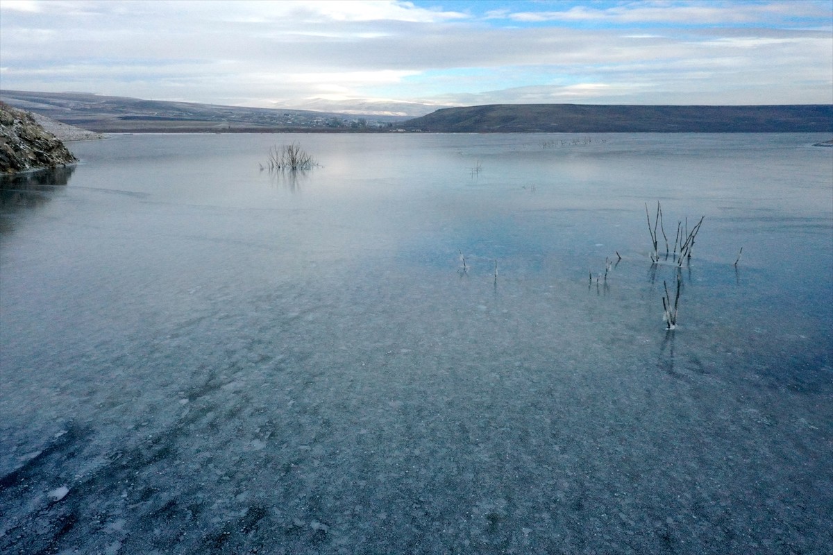 Dondurucu soğukların etkisiyle Kars Barajı'nın yüzeyi buzla kaplandı. Hava sıcaklığının gece...