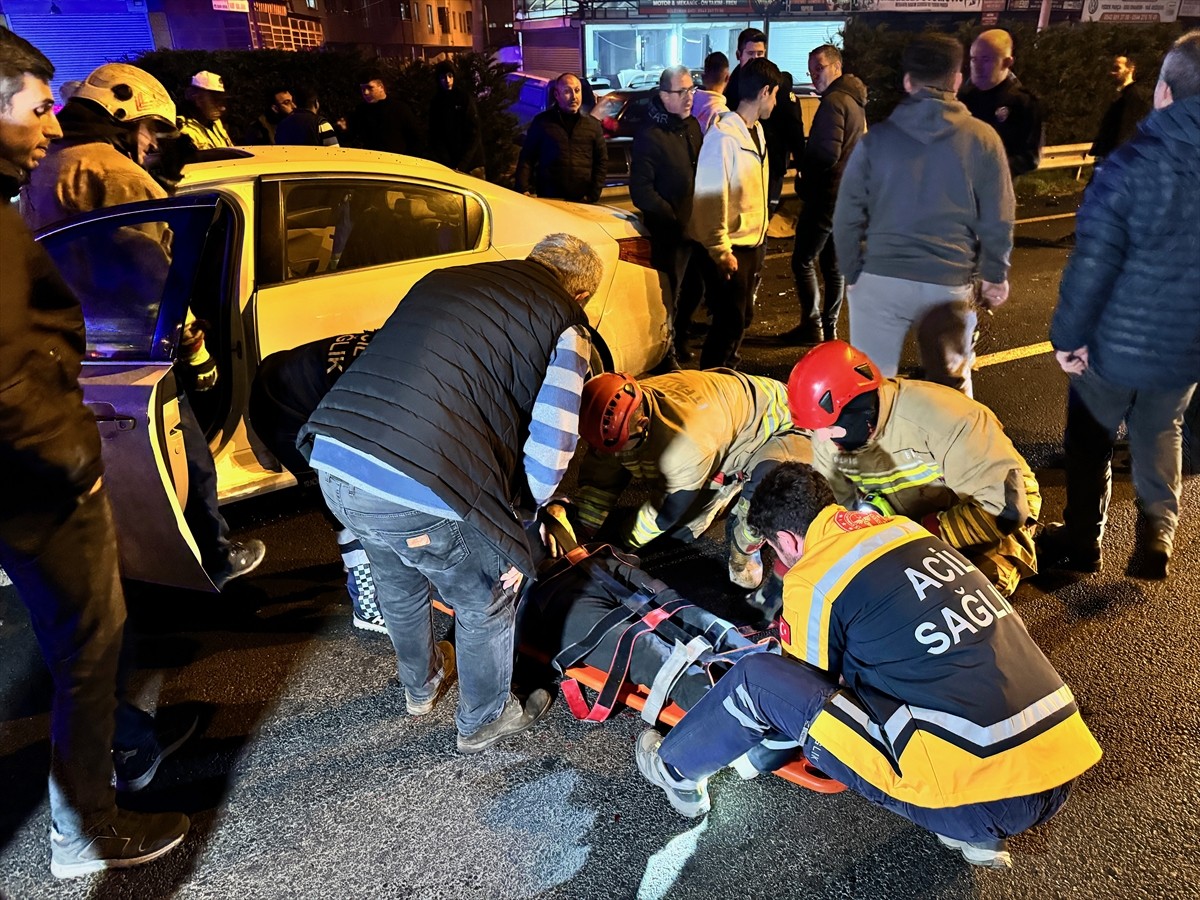 Düzce'de 4 aracın karıştığı kazada yaralanan 3 kişi hastaneye kaldırıldı.