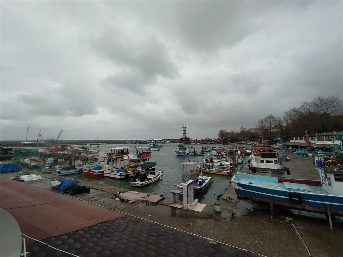 Düzce'nin Akçakoca ilçesinde kuvvetli rüzgar nedeniyle denizde dalga boyu yükseldi. Dalgalar...