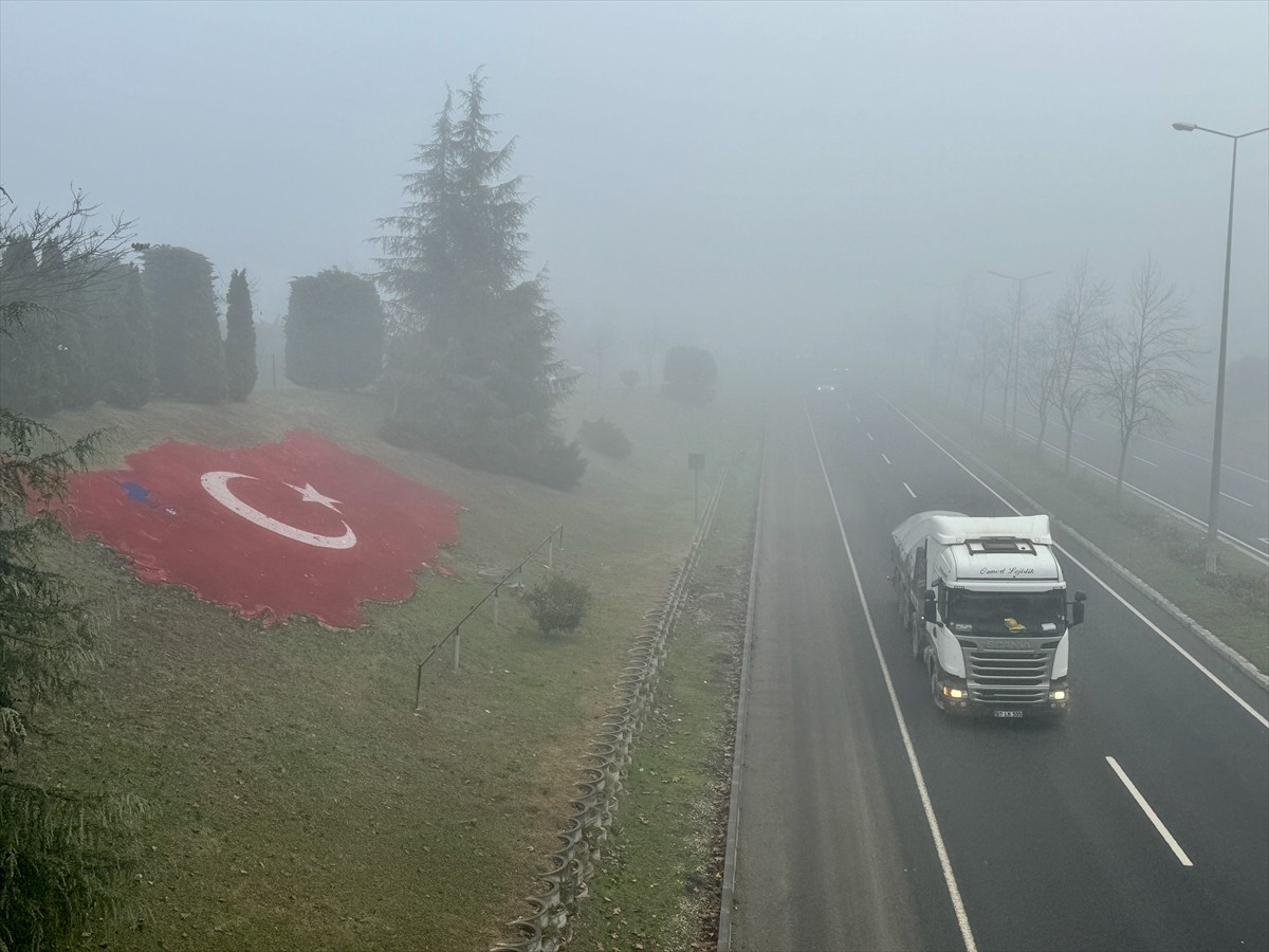 Düzce kent merkezinde sis etkili oluyor. Bahçeşehir, D-100 kara yolu, D-655 Düzce-Zonguldak Batı...