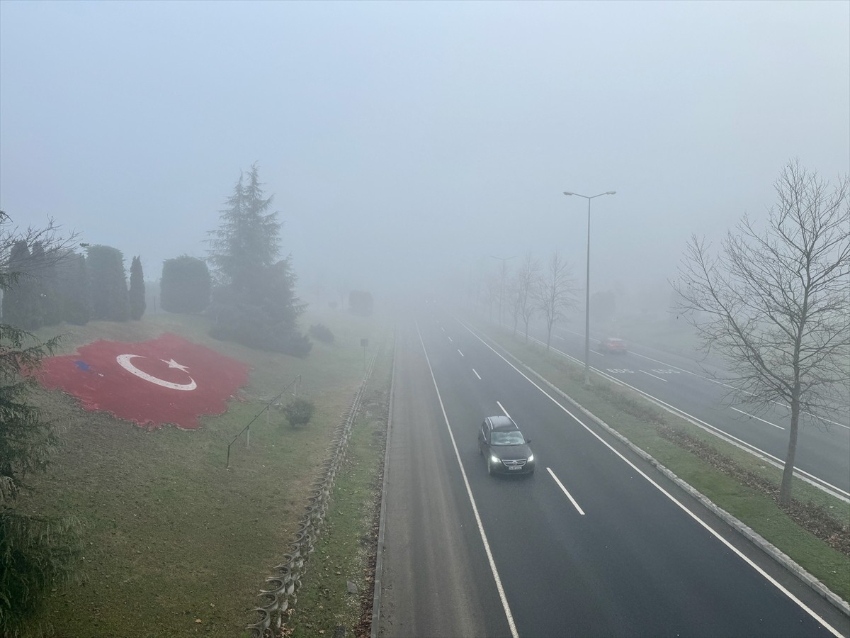 Düzce kent merkezinde sis etkili oluyor. Bahçeşehir, D-100 kara yolu, D-655 Düzce-Zonguldak Batı...