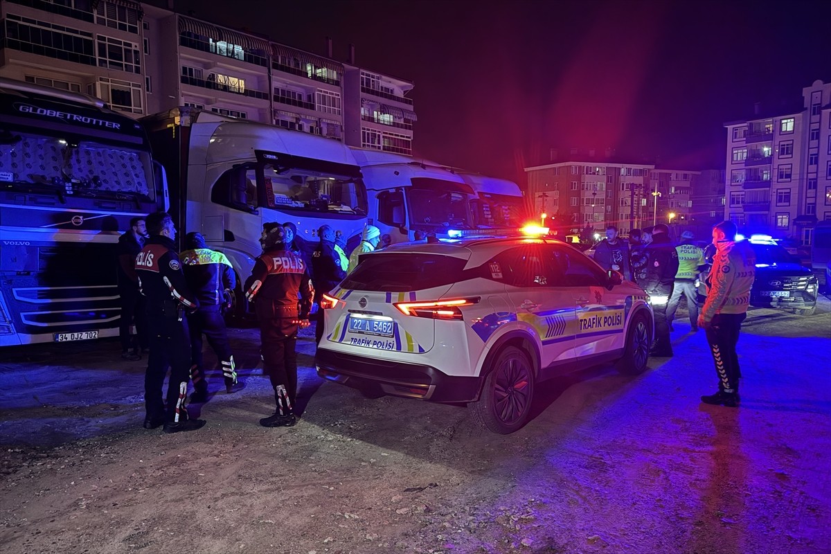 Edirne'de polise mukavemet eden 2 tır sürücüsü gözaltına alındı.