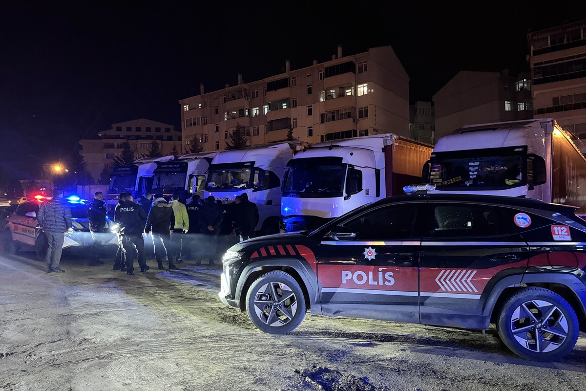 Edirne'de polise mukavemet eden 2 tır sürücüsü gözaltına alındı.