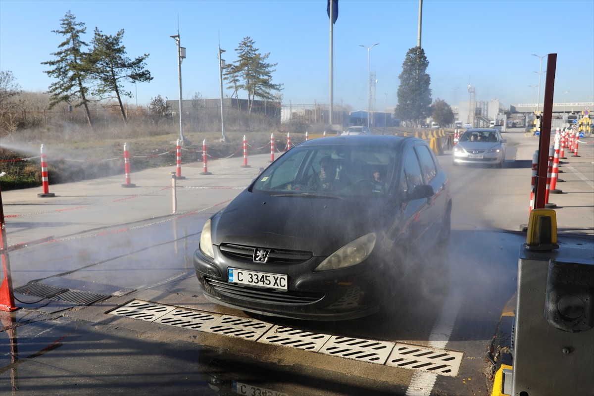 Edirne'deki Kapıkule ve Hamzabeyli sınır kapılarından geçen Bulgaristan plakalı araçlardan "tam...