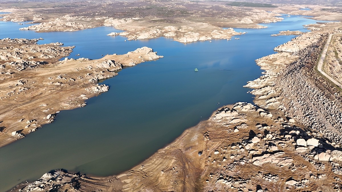 Edirne'ye içme suyu sağlayan Kırklareli'nin Kayalıköy Barajı'nın su seviyesi, kuraklık nedeniyle...