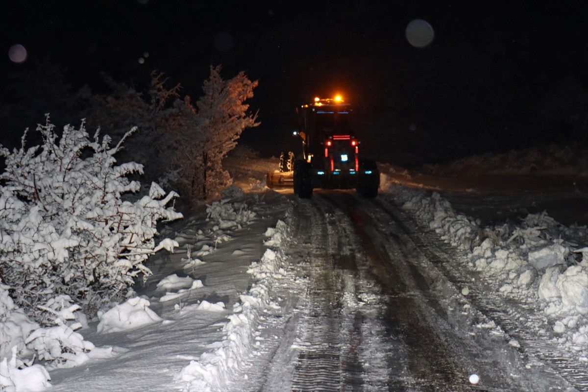 Elazığ'ın merkez ve bazı ilçelerinde kar ve tipi nedeniyle ulaşıma kapanan 111 köy yolundan 57'si...