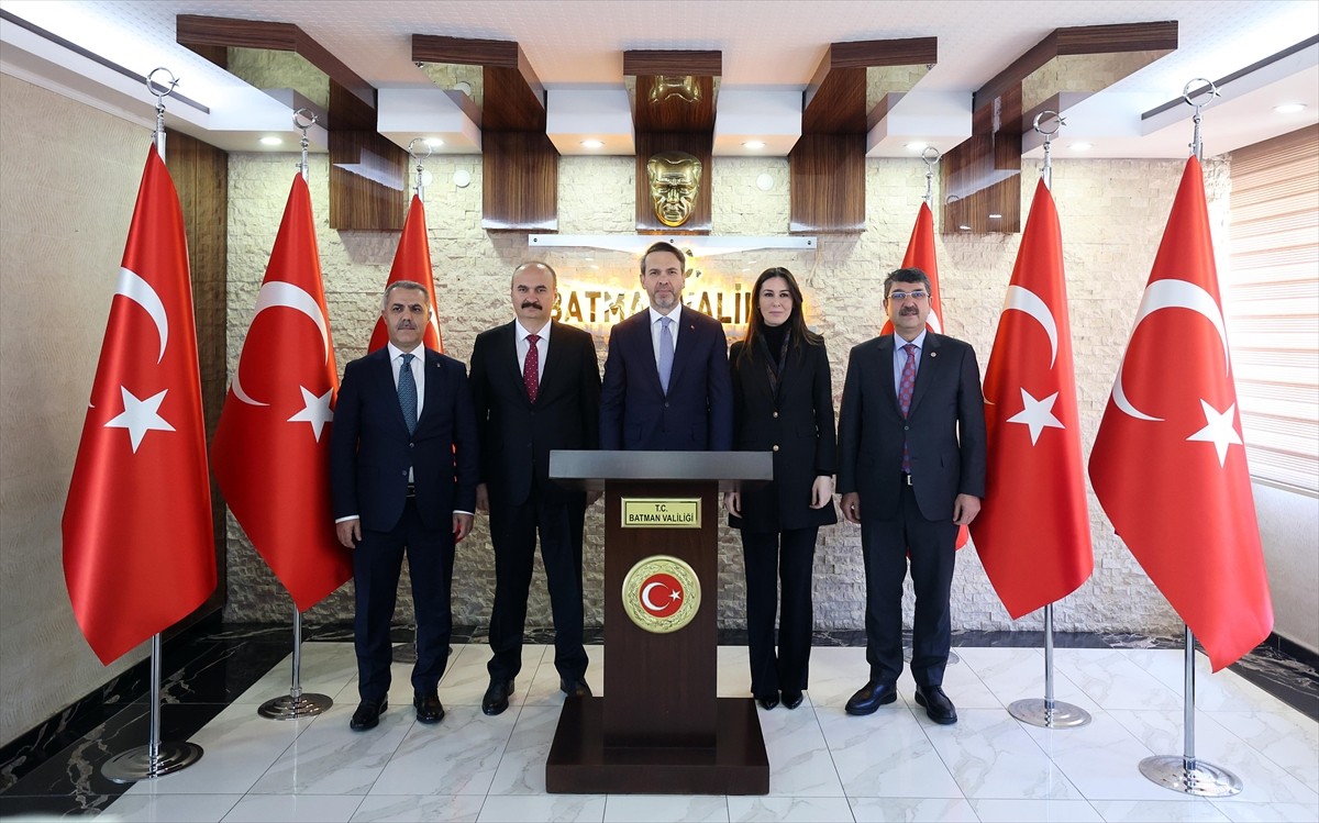 Enerji ve Tabii Kaynaklar Bakanı Alparslan Bayraktar, Batman Valiliğine ziyarette bulundu....