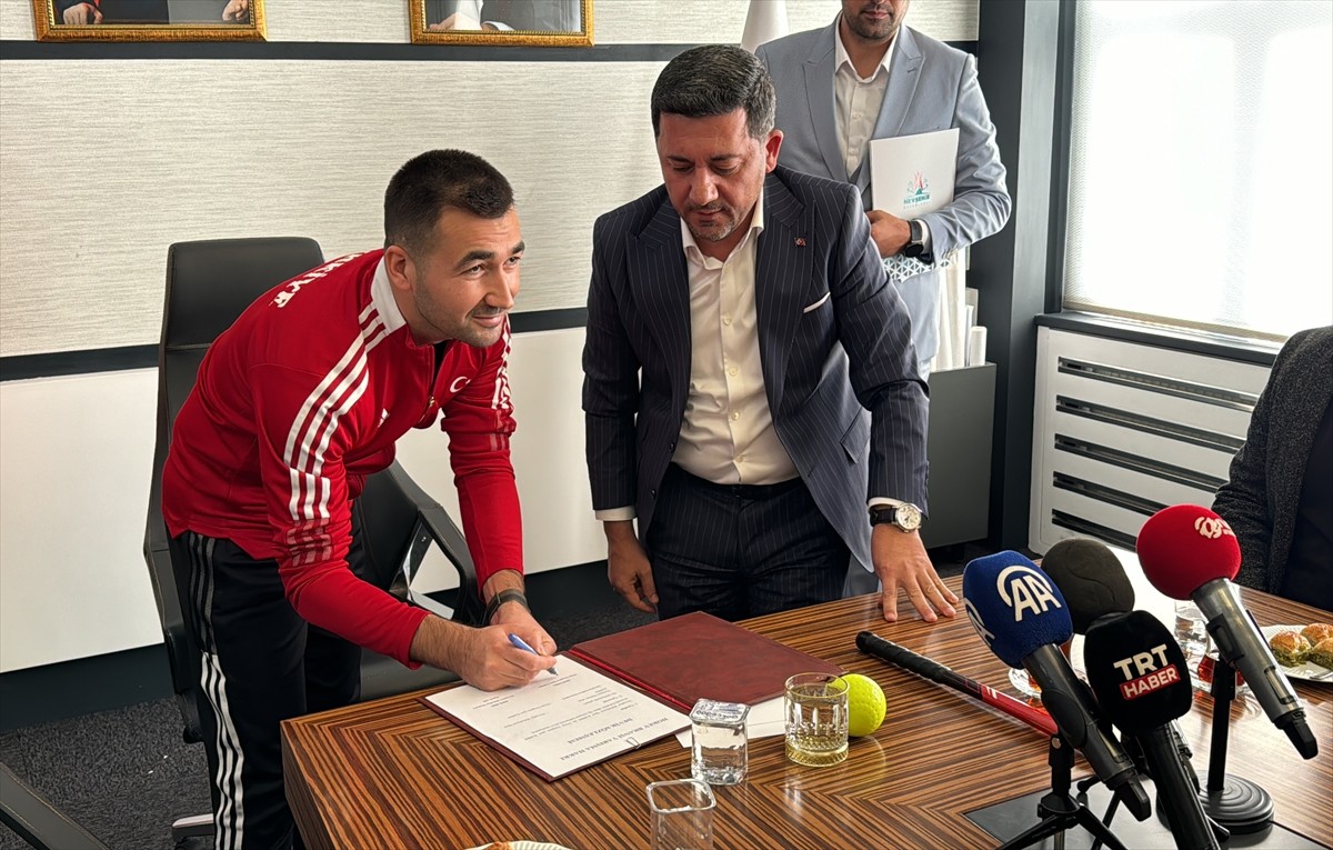 Erkekler Salon Hokeyi Süper Ligi'nde mücadele eden Nizip Zeugma'nın Nevşehir Belediyesi Spor...