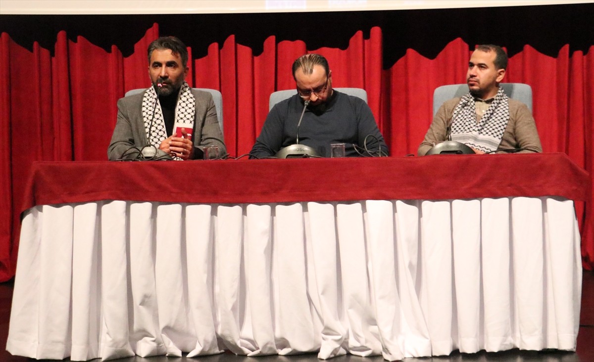 Erzurum'da, doktor ve sağlık çalışanları tarafından "Gazze'yi duyan yok mu" paneli düzenlendi....