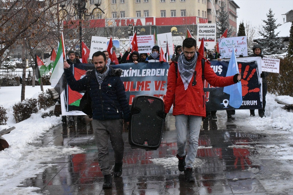Erzurum'da hekim ve sağlık çalışanları, kar yağışına rağmen İsrail'in Gazze'ye yönelik...