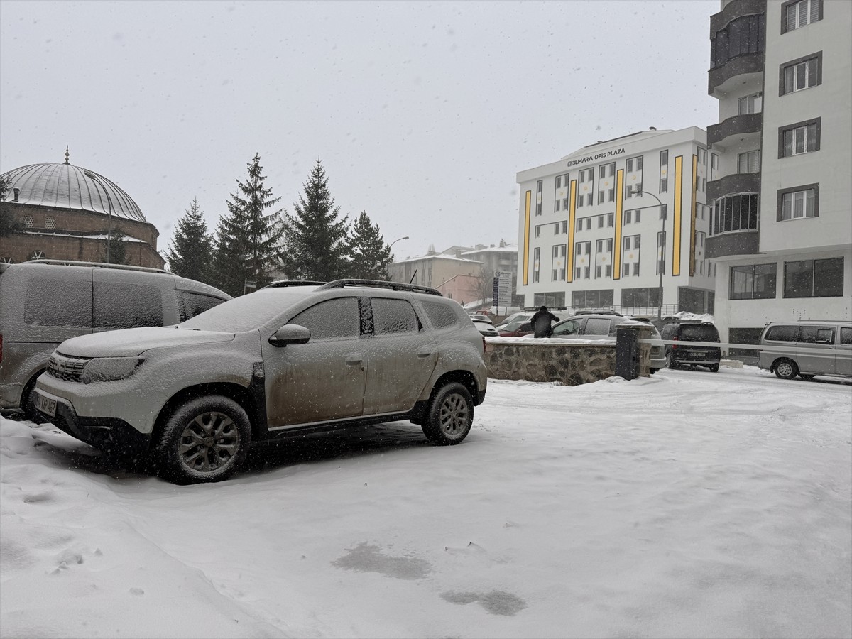 Erzurum'da öğleden sonra başlayan yoğun yağışla kent merkezindeki caddeler, sokaklar ve araçlar...