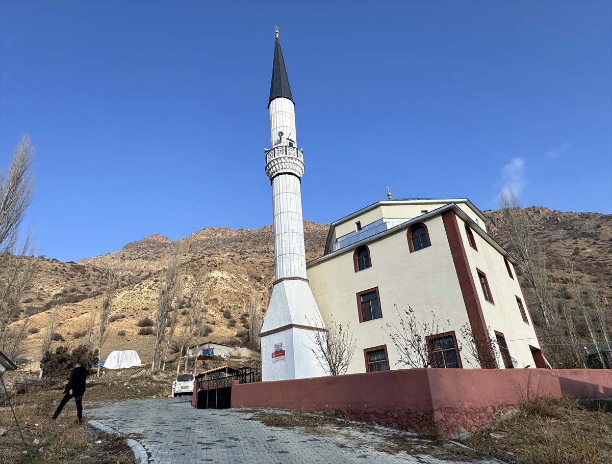 Erzurum'un Şenkaya ilçesinde şehirler arası yol güzergahındaki camide mola veren yolculara sunulan...