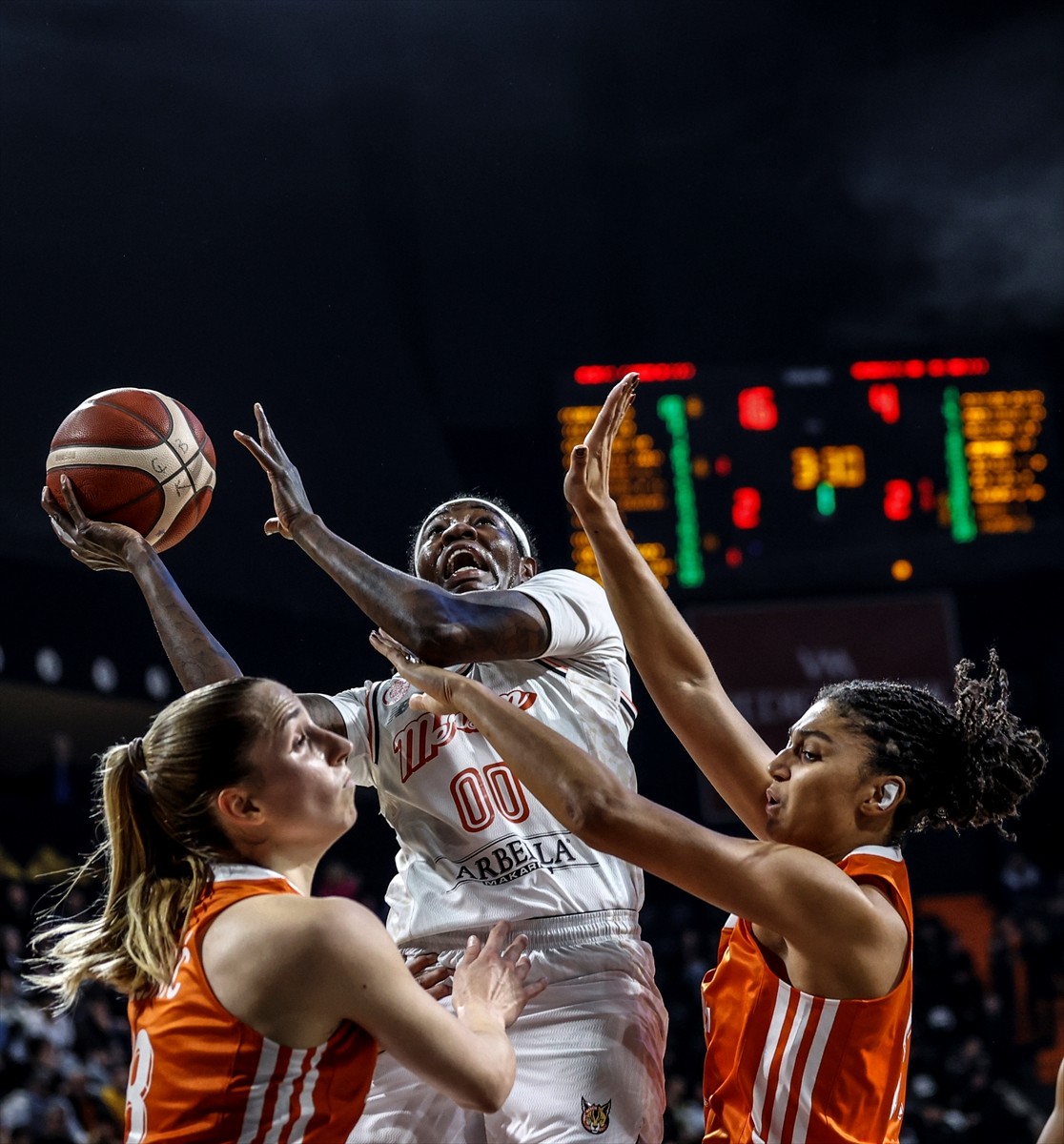 FIBA Kadınlar Avrupa Ligi E Grubu ikinci tur ikinci maçında, ÇBK Mersin ile İtalya'nın Beretta...