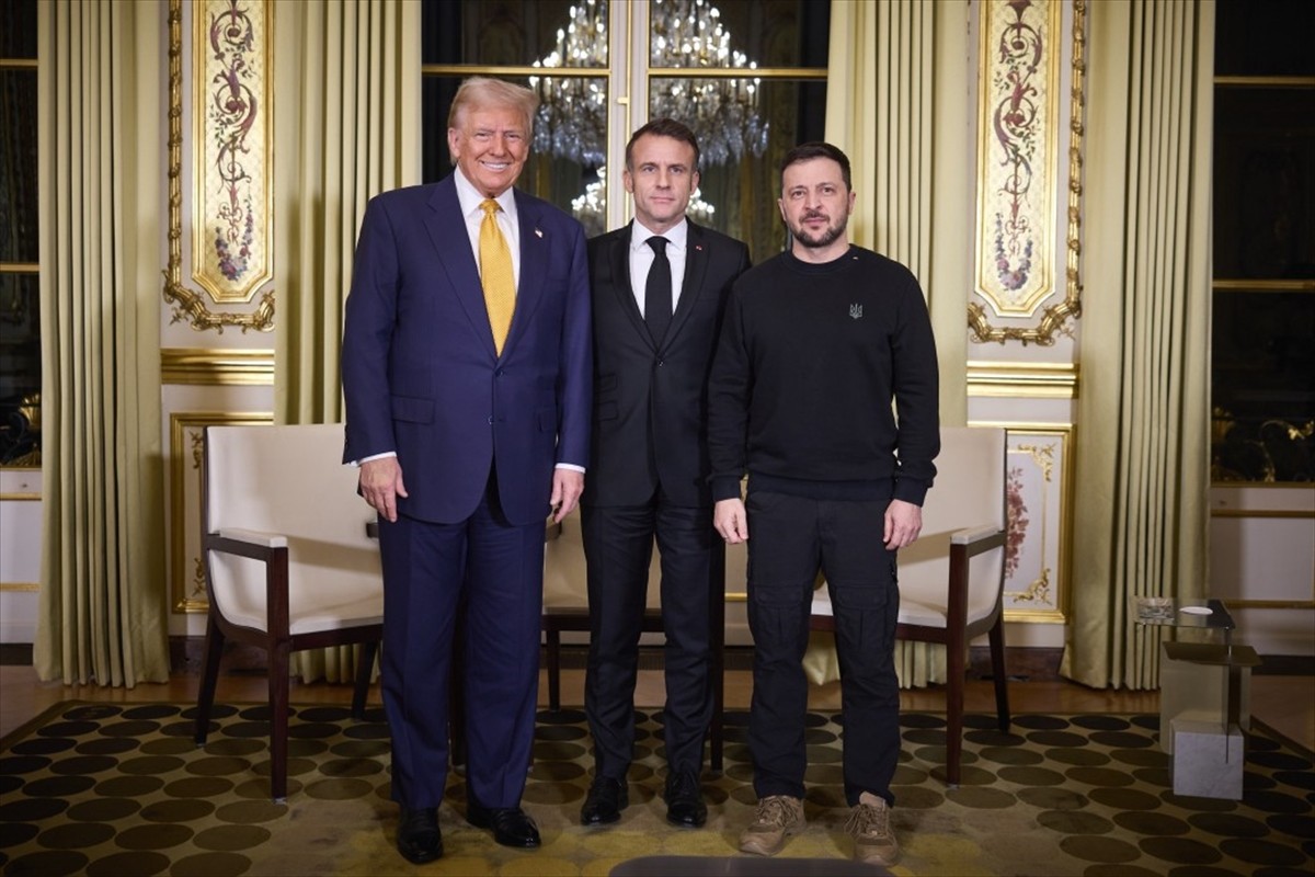 Fransa Cumhurbaşkanı Emmanuel Macron (ortada), Ukrayna Devlet Başkanı Volodimir Zelenskiy (sağda)...