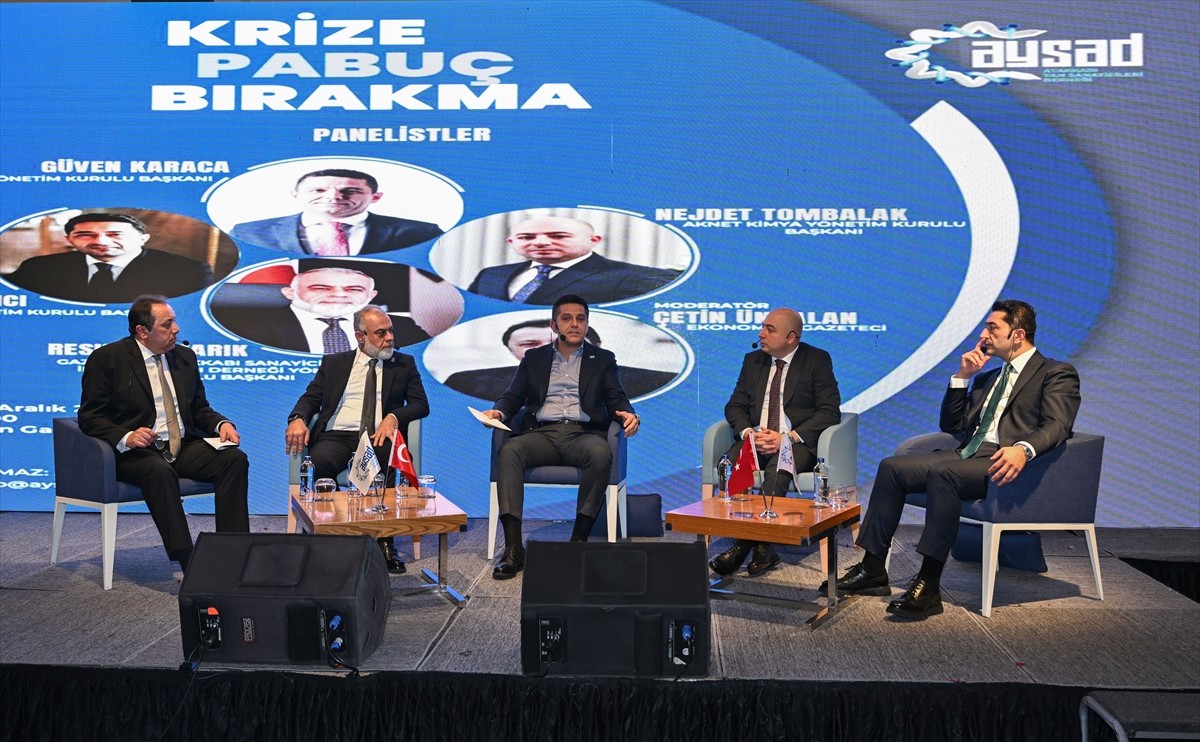 Gaziantep'te bir otelde Ayakkabı Yan Sanayicileri Derneği'nce (AYSAD) "Krize Pabuç Bırakma" adlı...