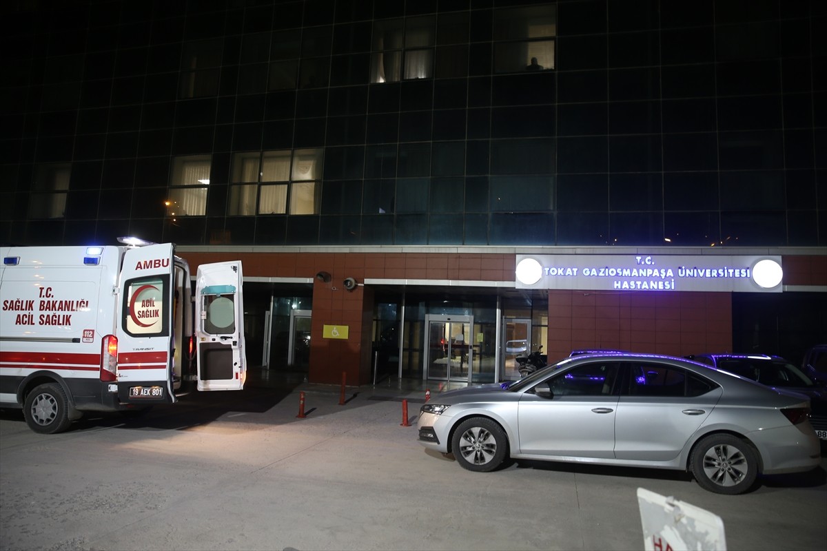 Geçirdiği trafik kazasında yaralanan Belediye Başkanı Mehmet Kemal Yazıcıoğlu, ambulansla Tokat'a...