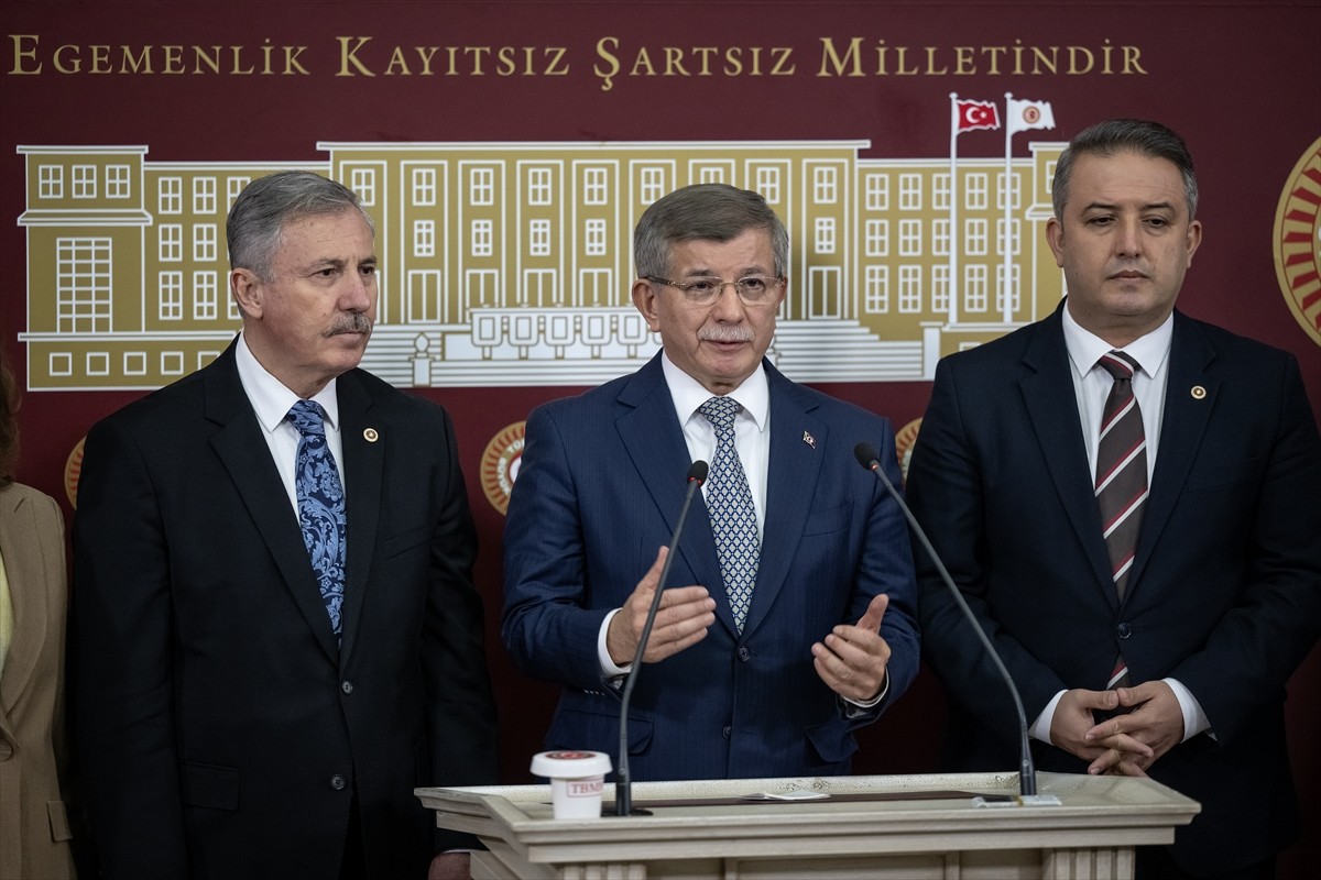 Gelecek Partisi Genel Başkanı Ahmet Davutoğlu, Meclis'te düzenlediği basın toplantısında...