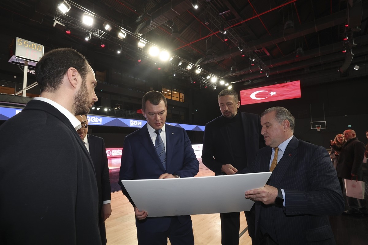 Gençlik ve Spor Bakanı Osman Aşkın Bak (ortada), Rusya Spor Bakanı Mihail Vladimiroviç Degtyarev...