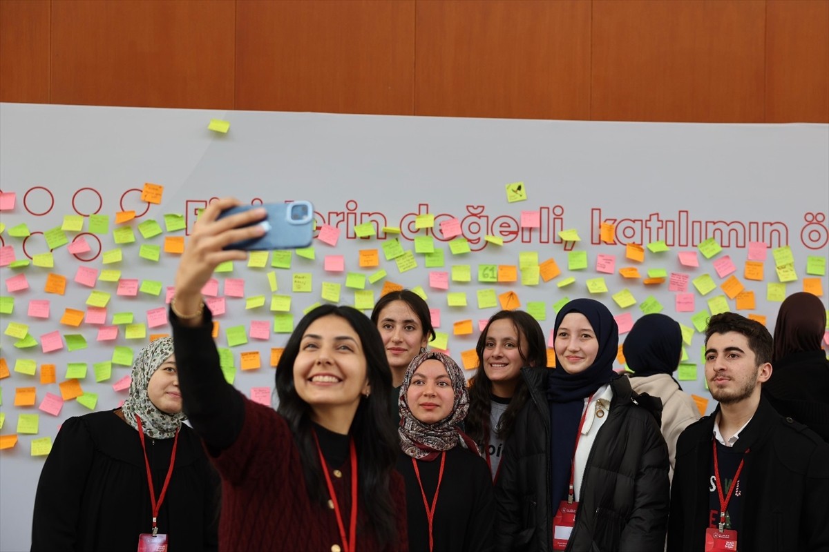 Gençlik ve Spor Bakanlığı, gençlerin politika geliştirme süreçlerine doğrudan katkı sağlaması...