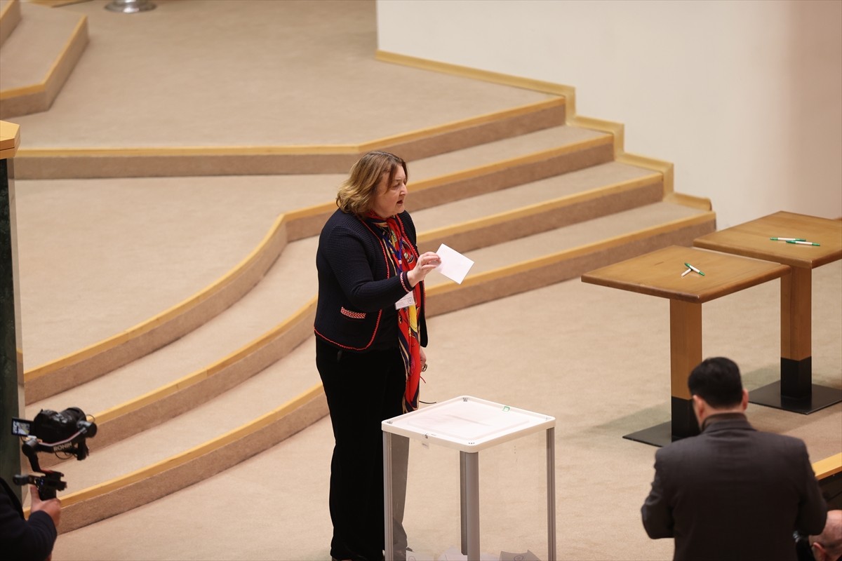 Gürcistan'da Seçim Kurulunun 300 üyesi, 6. cumhurbaşkanını belirlemek üzere parlamentoda oy...