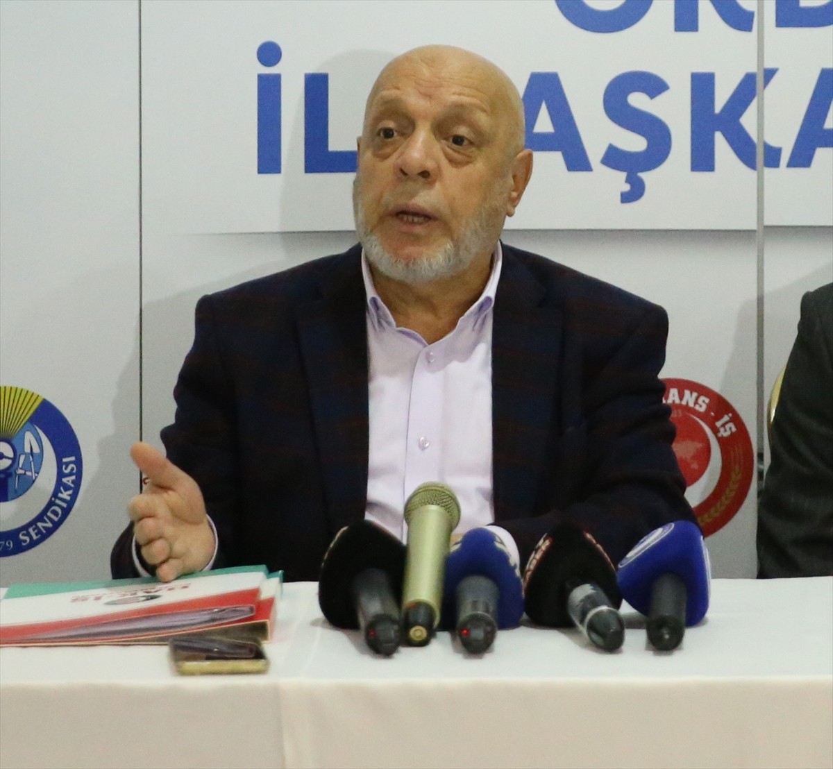 HAK-İŞ Genel Başkanı Mahmut Arslan, Ordu'nun Altınordu ilçesindeki bir otelde düzenlediği basın...