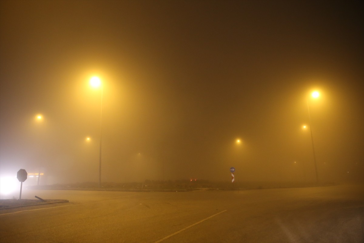 Hatay'ın merkez Antakya ilçesinde, gece saatlerinde yoğun sis etkili oldu.