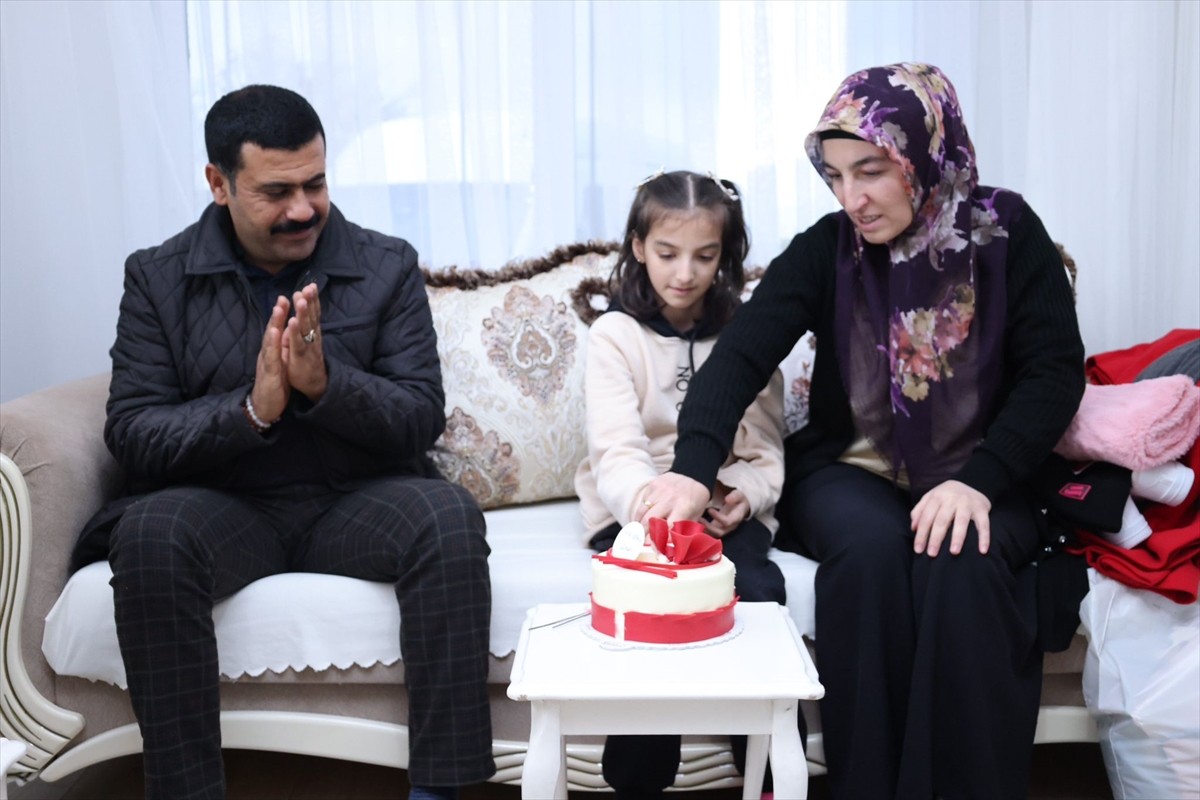 Hatay Büyükşehir Belediyesi ekipleri, depremde babası ve 2 kardeşini kaybeden çocuk için sürpriz...