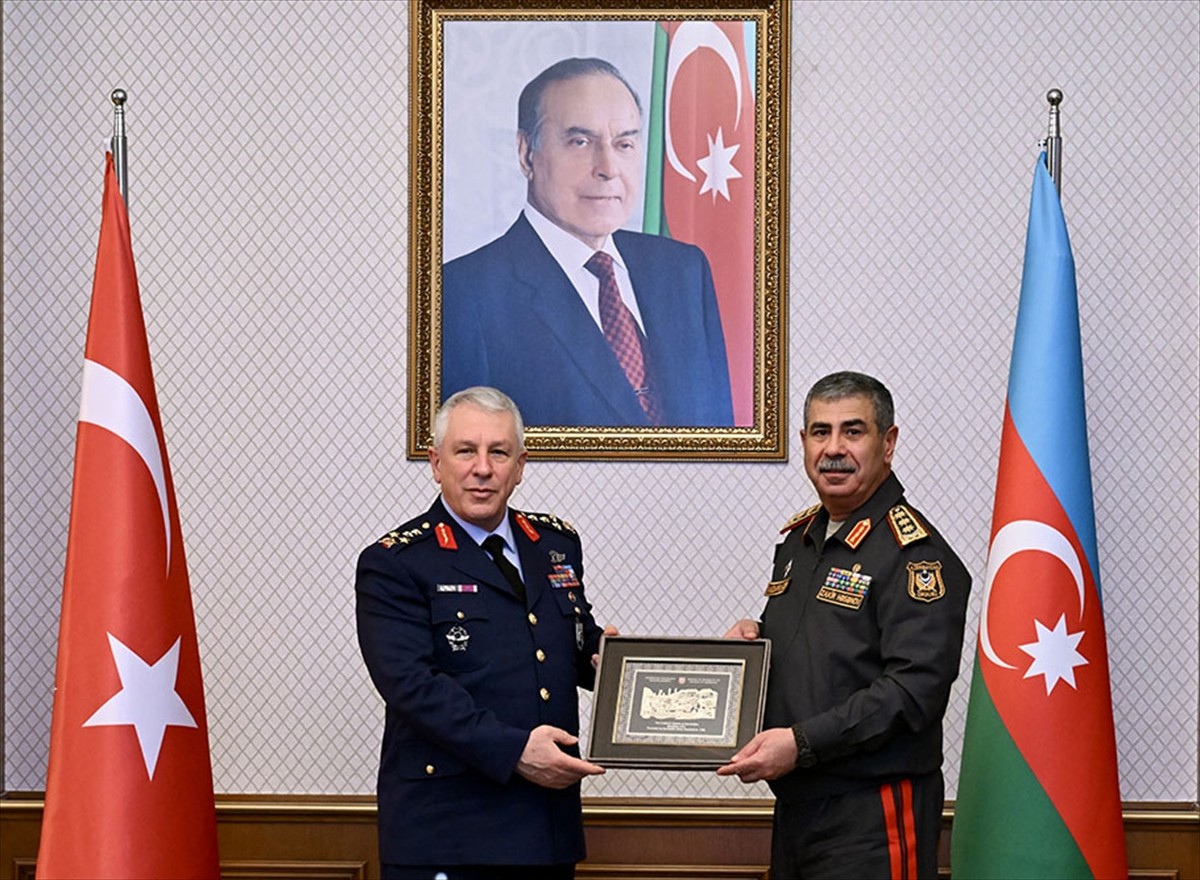 Hava Kuvvetleri Komutanı Orgeneral Ziya Cemal Kadıoğlu (solda), Azerbaycan'da Savunma Bakanı Zakir...
