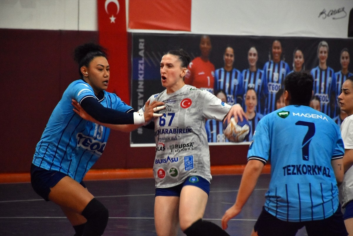 Hentbol Kadınlar Süper Ligi'nin 8. haftasından ertelenen maçta Bursa Büyükşehir Belediyespor...