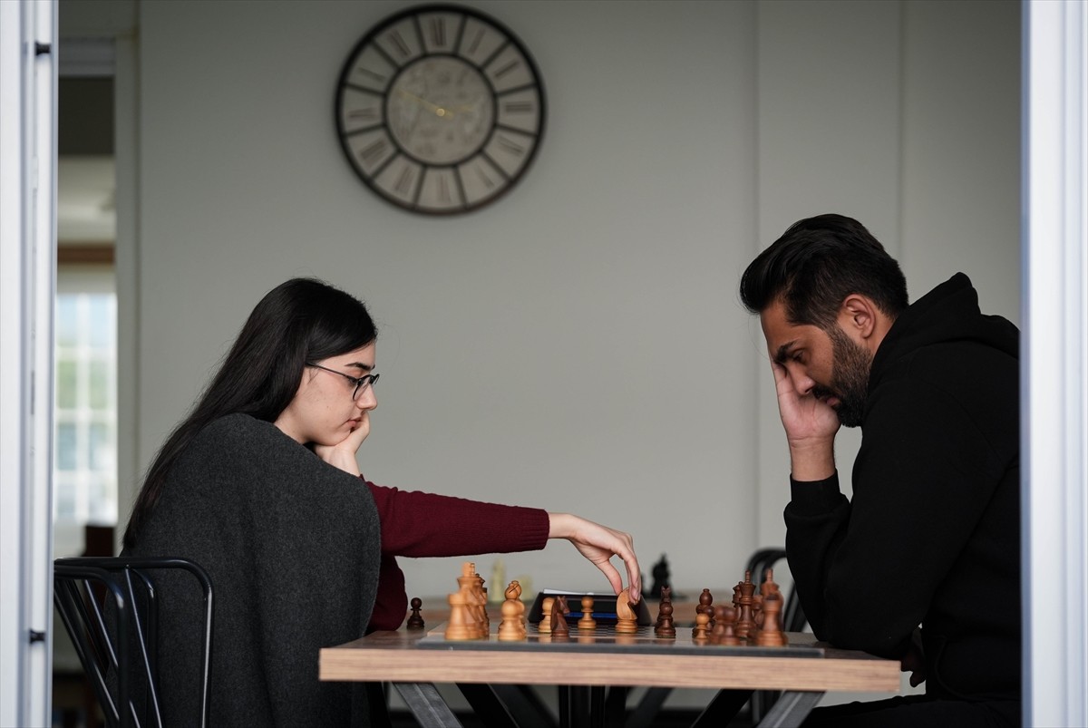 Henüz 4 yaşındayken bilgisayarda oynayarak öğrendiği satrançta 200'ü aşkın madalya ve kadın...