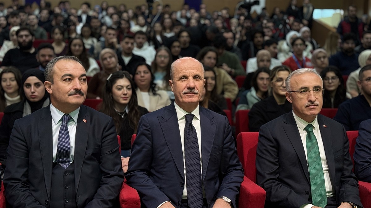 Hitit Üniversitesi Çorum Sosyal Meslek Yüksekokulu Ethem Erkoç Konferans Salonu'nda "Gençlik...