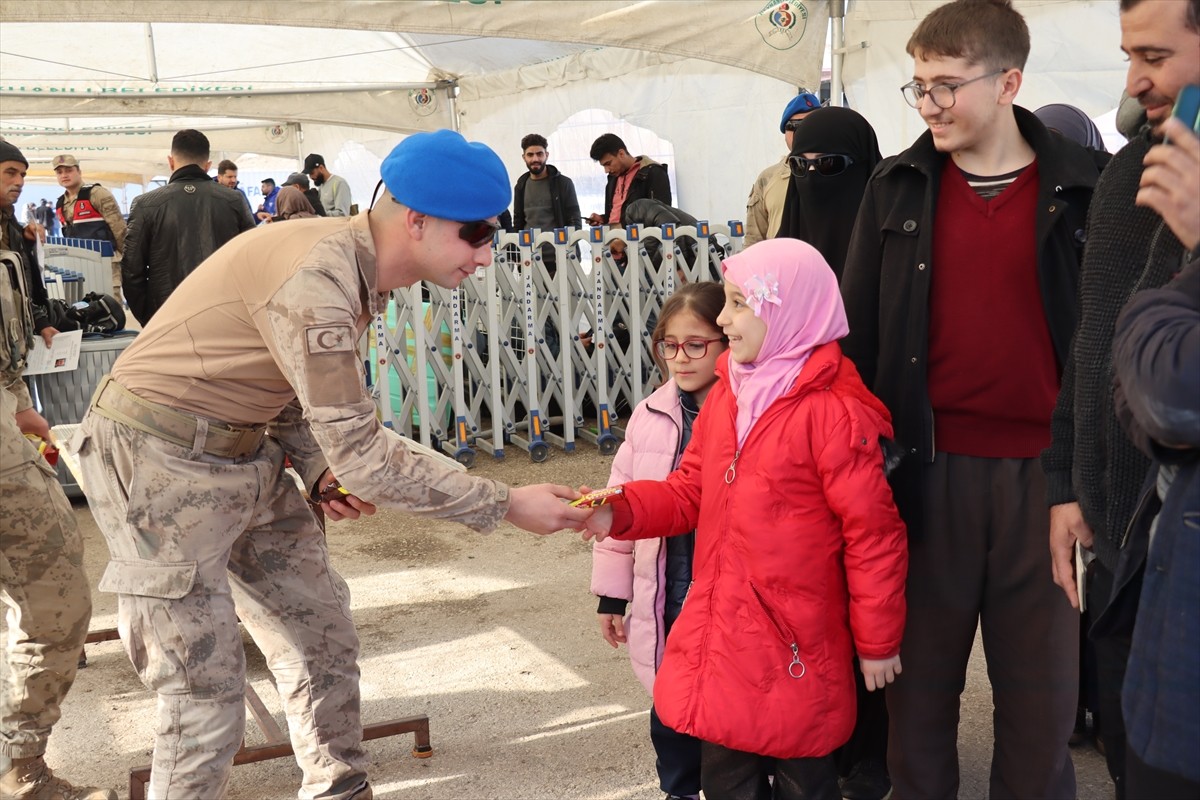 İç savaş sırasında Türkiye'ye sığınan Suriyeliler, 61 yıllık Baas rejiminin devrilmesi sonrasında...