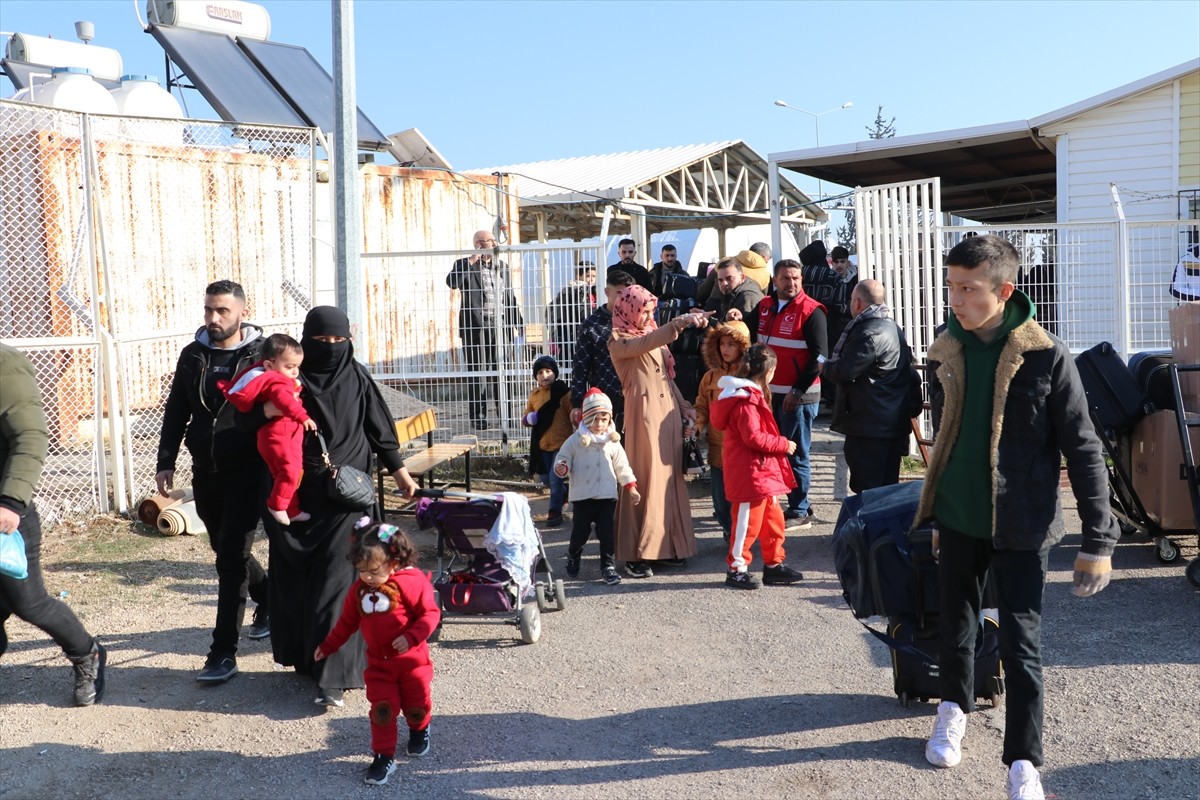 İç savaş sırasında Türkiye'ye sığınan Suriyelilerin 61 yıllık Baas rejiminin devrilmesi sonrasında...