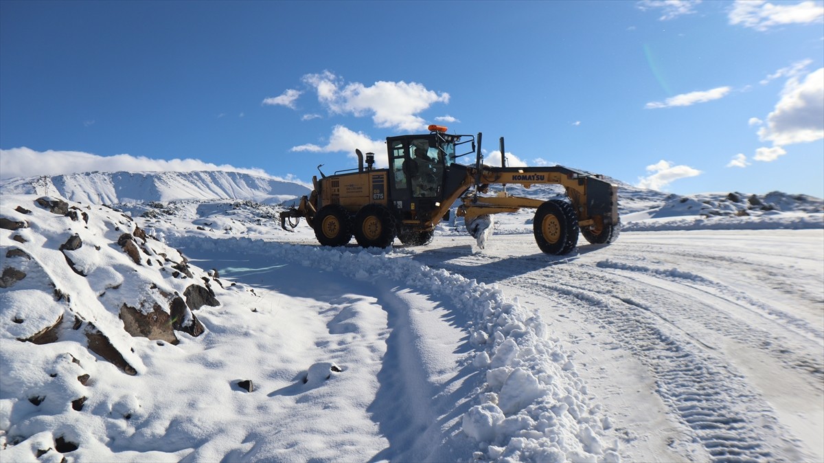 Iğdır'da yoğun kar yağışından dolayı kapanan 12 köy yolu ulaşıma açıldı. İl Özel İdaresi ekipleri...