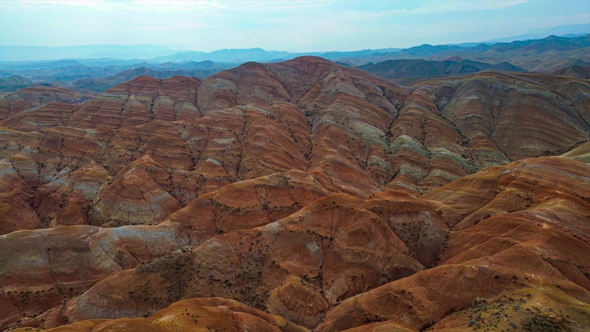 Iğdır'ın Tuzluca ilçesinde yer alan Gökkuşağı Tepeleri, son yıllarda adından sıkça söz ettirerek...