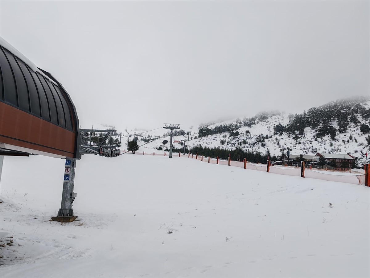 Isparta'da kar kalınlığının 61 santimetreye ulaştığı Davraz Kayak Merkezi, yarın kayakseverleri...