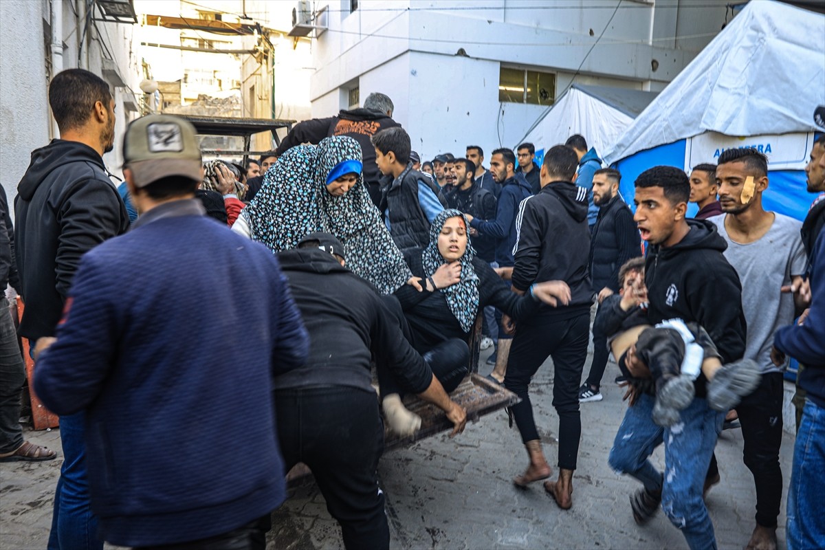 İsrail ordusunun Gazze kentinin doğusunda yerinden edilen Filistinlilerin sığındığı Şaban er-Rays...