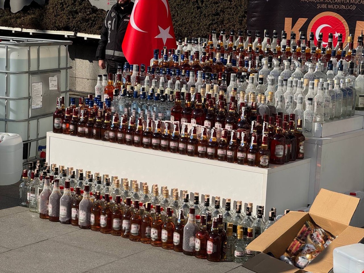 İstanbul'da, 9-16 Aralık'ta düzenlenen sahte ve kaçak alkol operasyonlarında gözaltına alınan 13...