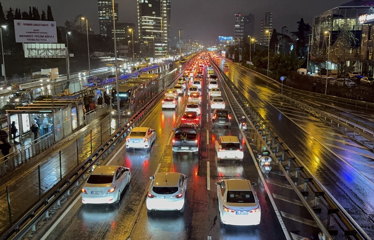 İstanbul'da akşam saatlerinde mesainin bitimi ve yağışın da etkisiyle trafik yoğunluğu yüzde 90'a...
