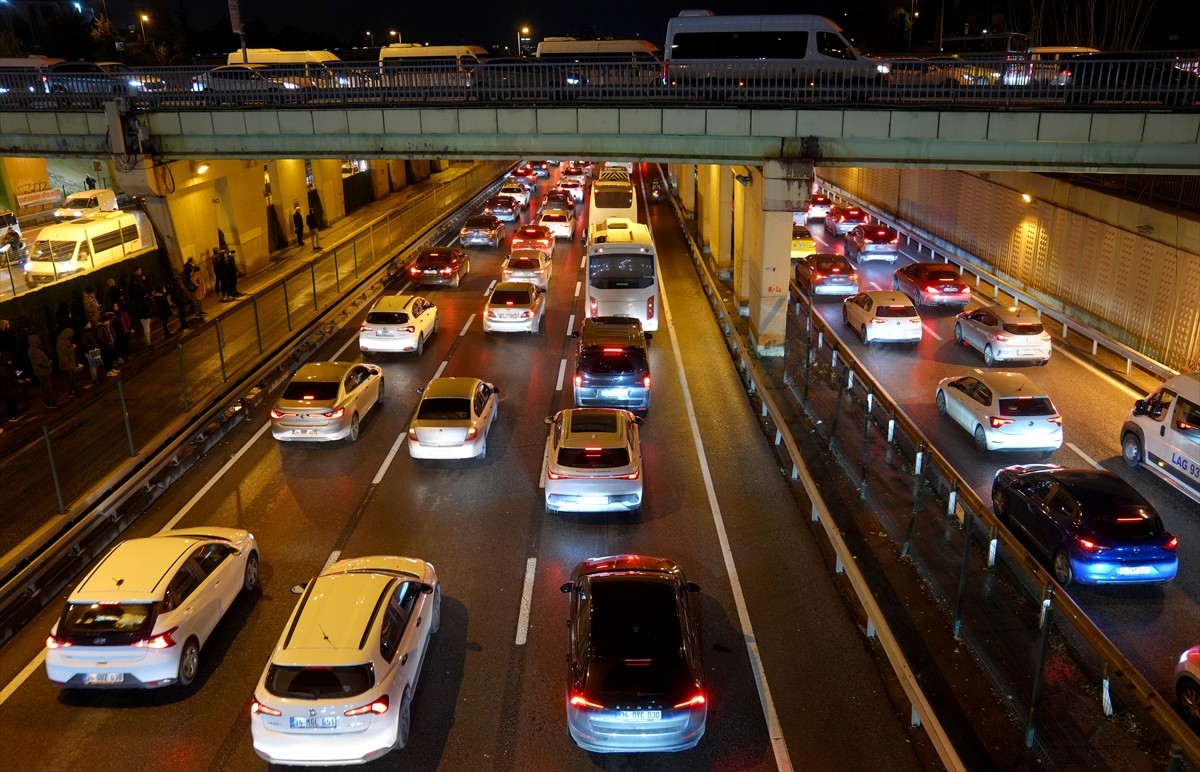 İstanbul'da haftanın ilk mesai günü sabah saatlerinde bazı yollarda ve toplu taşıma duraklarında...