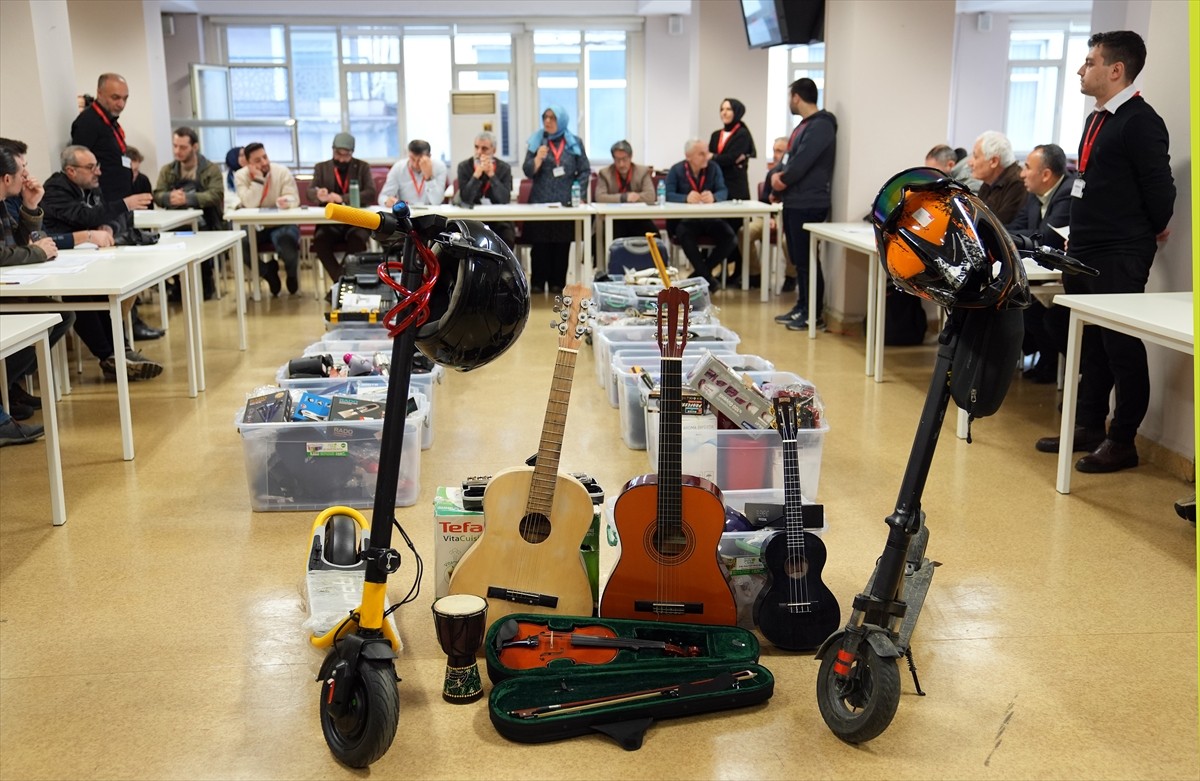 İstanbul'da İETT'ye bağlı toplu ulaşım araçlarında unutulan eşyalar, açık artırmayla satıldı....