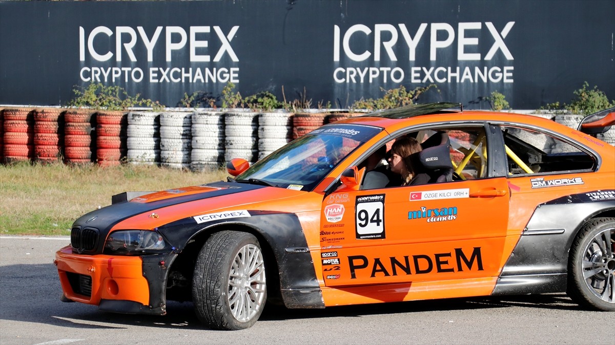 İstanbul'da yaşayan 30 yaşındaki Özge Kılcı Bağ, 5 yıl önce başladığı drift sporunda podyuma çıkan...