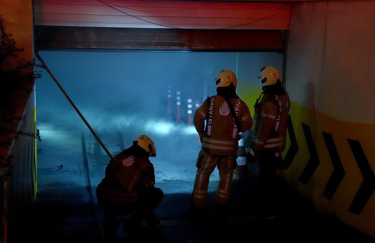 İstanbul Başakşehir'de bir sitenin otoparkında park halinde bulunan otomobil yandı, site sakinleri...