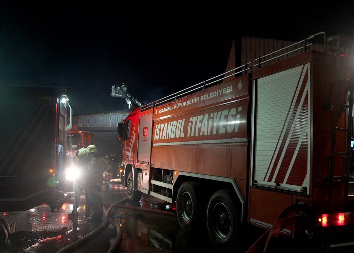  İstanbul Esenyurt'ta bir metal fabrikasında çıkan yangın itfaiye ekiplerince söndürüldü.