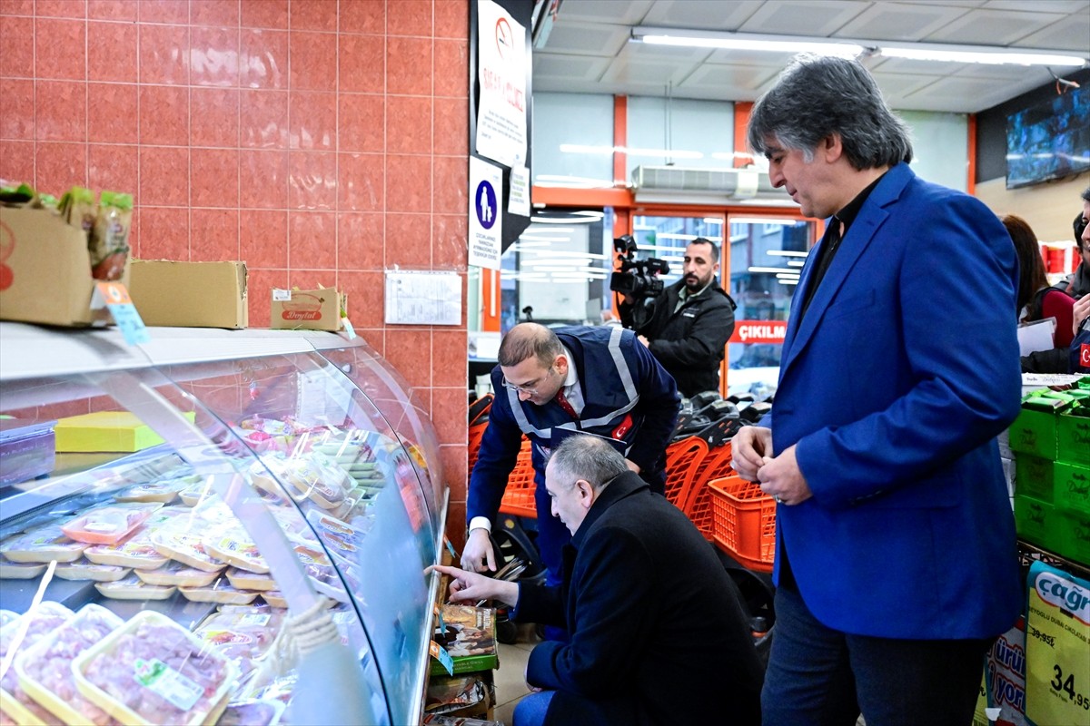 İstanbul Ticaret İl Müdürlüğü ekipleri kentte denetimlerini aralıksız sürdürürken, yeni asgari...