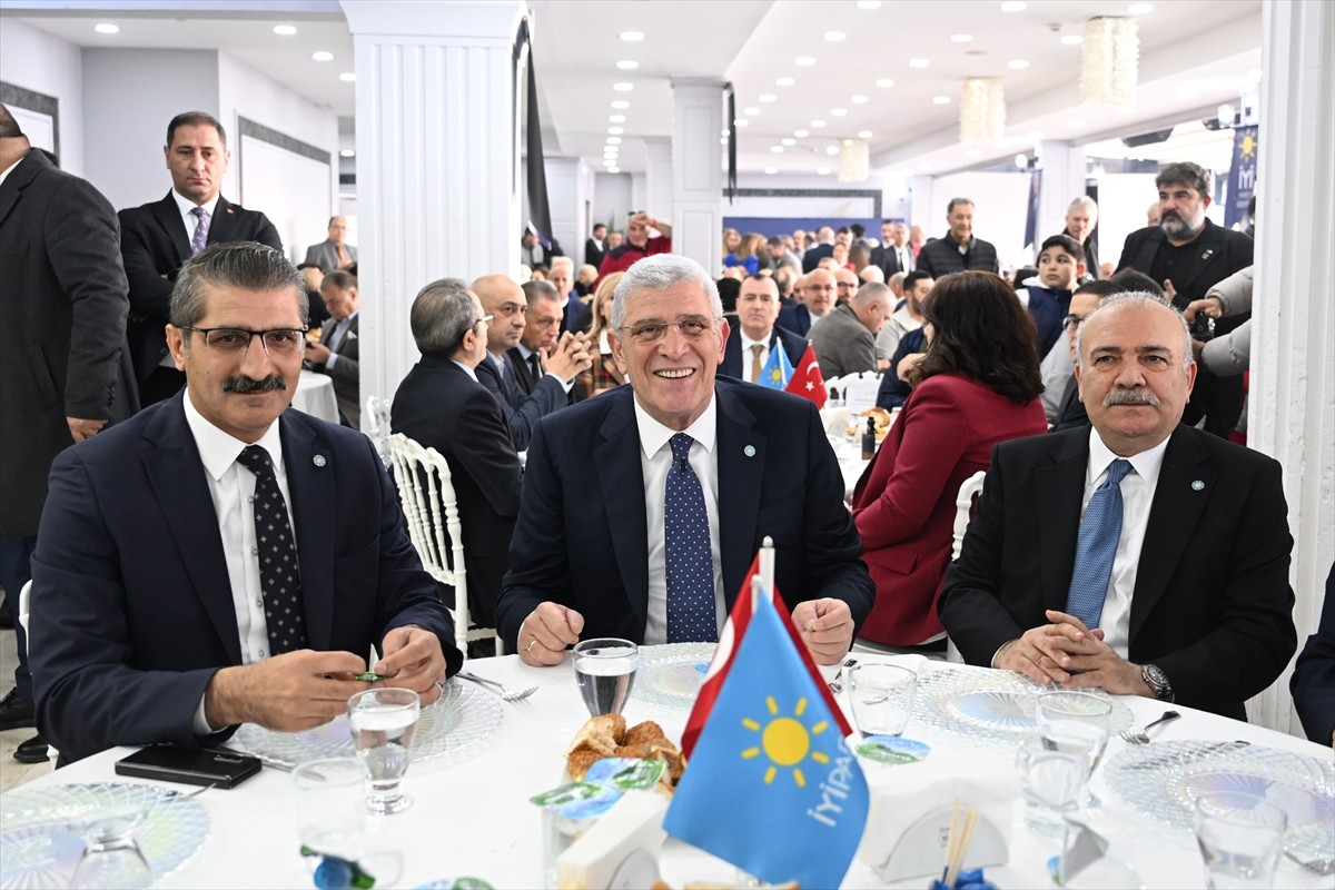 İYİ Parti Genel Başkanı Müsavat Dervişoğlu, partisinin Beylikdüzü'nde bir restoranda düzenlediği...
